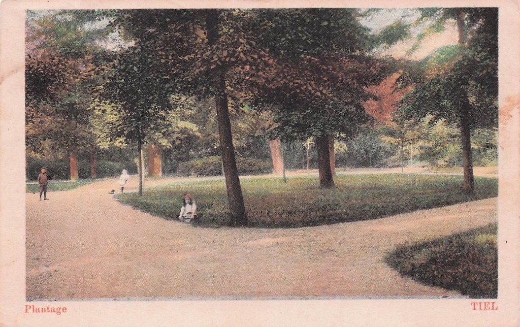 Tiel - de Plantage met personen (gel. 1928), Ophalen of Verzenden, 1920 tot 1940, Gelopen, Gelderland