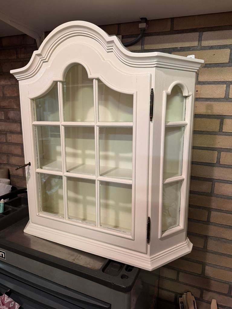 Crème kleurig vitrine wand kastje antiek sleutel scharnieren, Huis en Inrichting, Kasten | Vitrinekasten, Ophalen, 50 tot 100 cm
