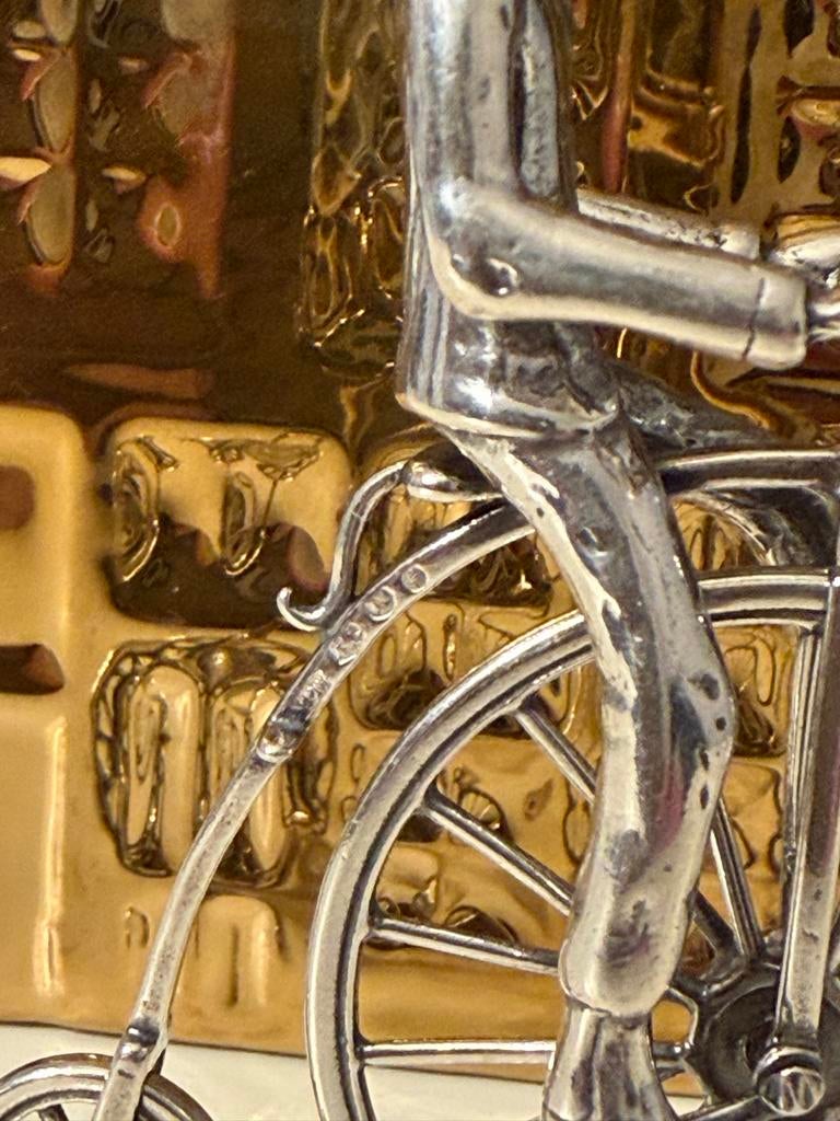 Zilveren miniatuur: Fietser op hoge bi, Nederlands zilver, Antiek en Kunst, Ophalen of Verzenden, Zilver