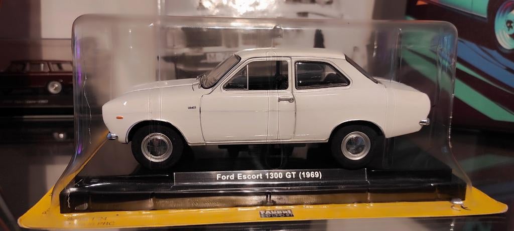 Ford Escort 1300 GT 1969 creme 1:24 + hardcover magazine, Hobby en Vrije tijd, Modelauto's | 1:24, Ophalen of Verzenden, Nieuw