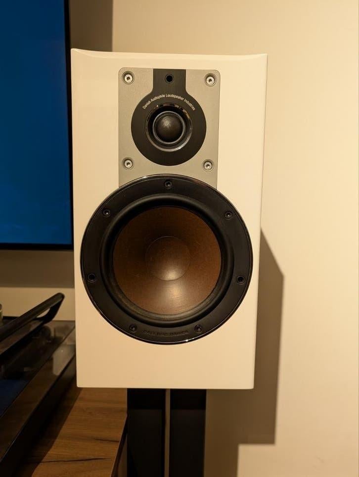 Dali Opticon 2 speakers wit met B&W stands, Audio, Tv en Foto, Luidsprekers, Zo goed als nieuw, 60 tot 120 watt, Front, Rear of Stereo speakers