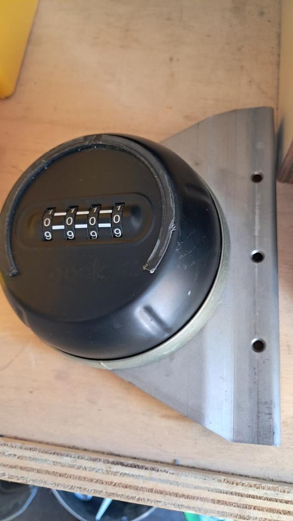 Sleutelkluisje Puck, Ophalen, Slot