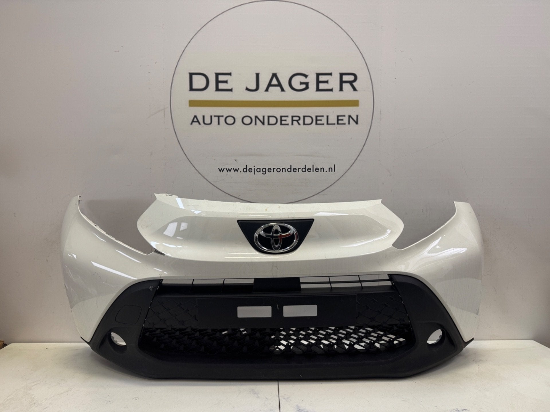 TOYOTA AYGO X VOORBUMPER BUMPER 2022-, Info@toyota.co.jp, Gebruikt, Voor, Toyota Motor Corporation