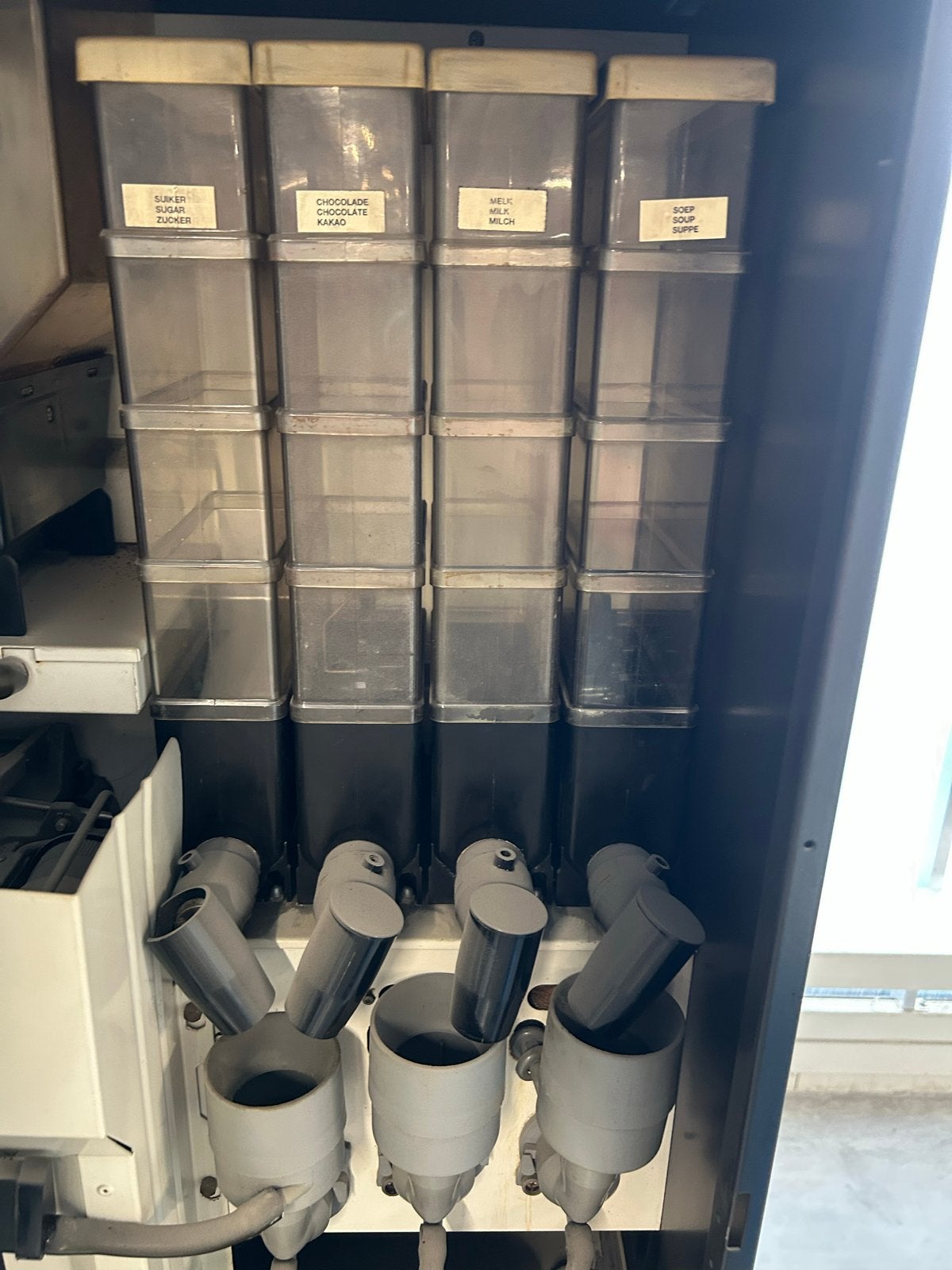 Foto 7 van Grote Etna koffiemachine met sleutels en geldbakje