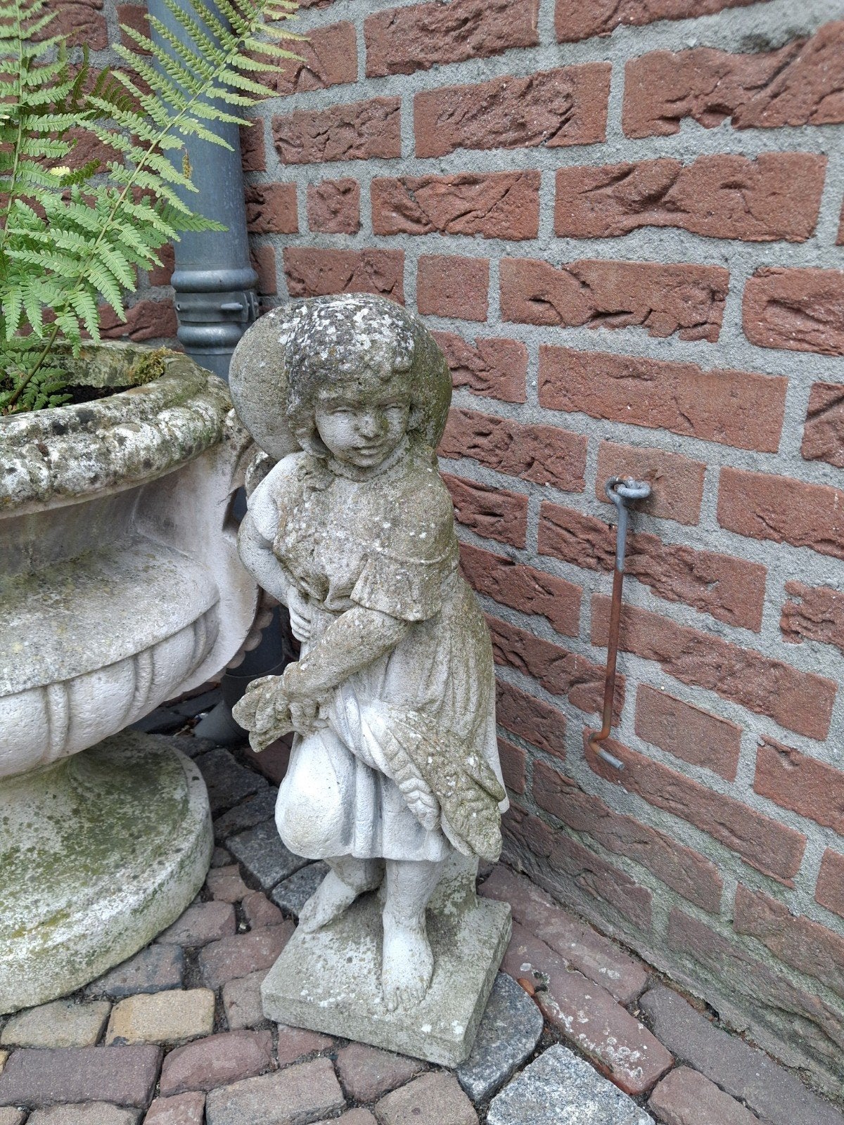 Betonnen beeldje meisje met hoed - 69 cm hoog, Tuin en Terras, Tuinbeelden, Ophalen