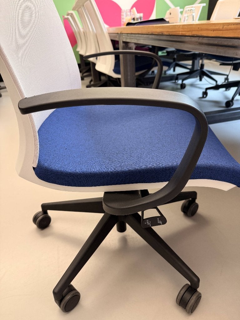10x Vergaderstoel Wit Frame, zwarte kruisvoet, blauw zitvlak, Ophalen, Nieuw zonder verpakking, Stoel