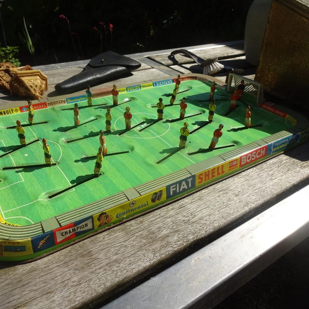 Blikken voetbal spel uit de jaren 60, Antiek en Kunst, Antiek | Speelgoed, Ophalen