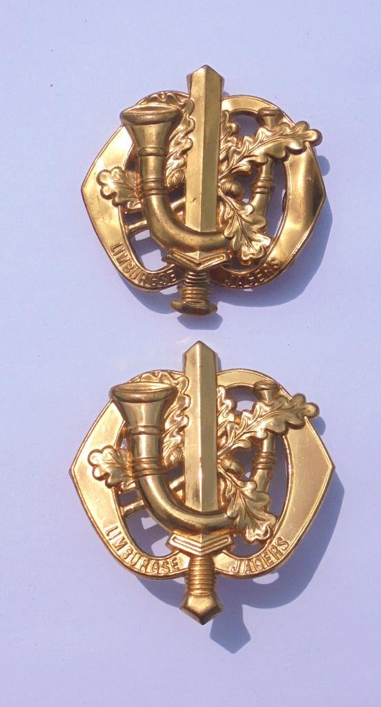 Twee koperen baret emblemen fanfarekorps Limburgse Jagers., Verzamelen, Ophalen of Verzenden, Landmacht, Nederland, Embleem of Badge