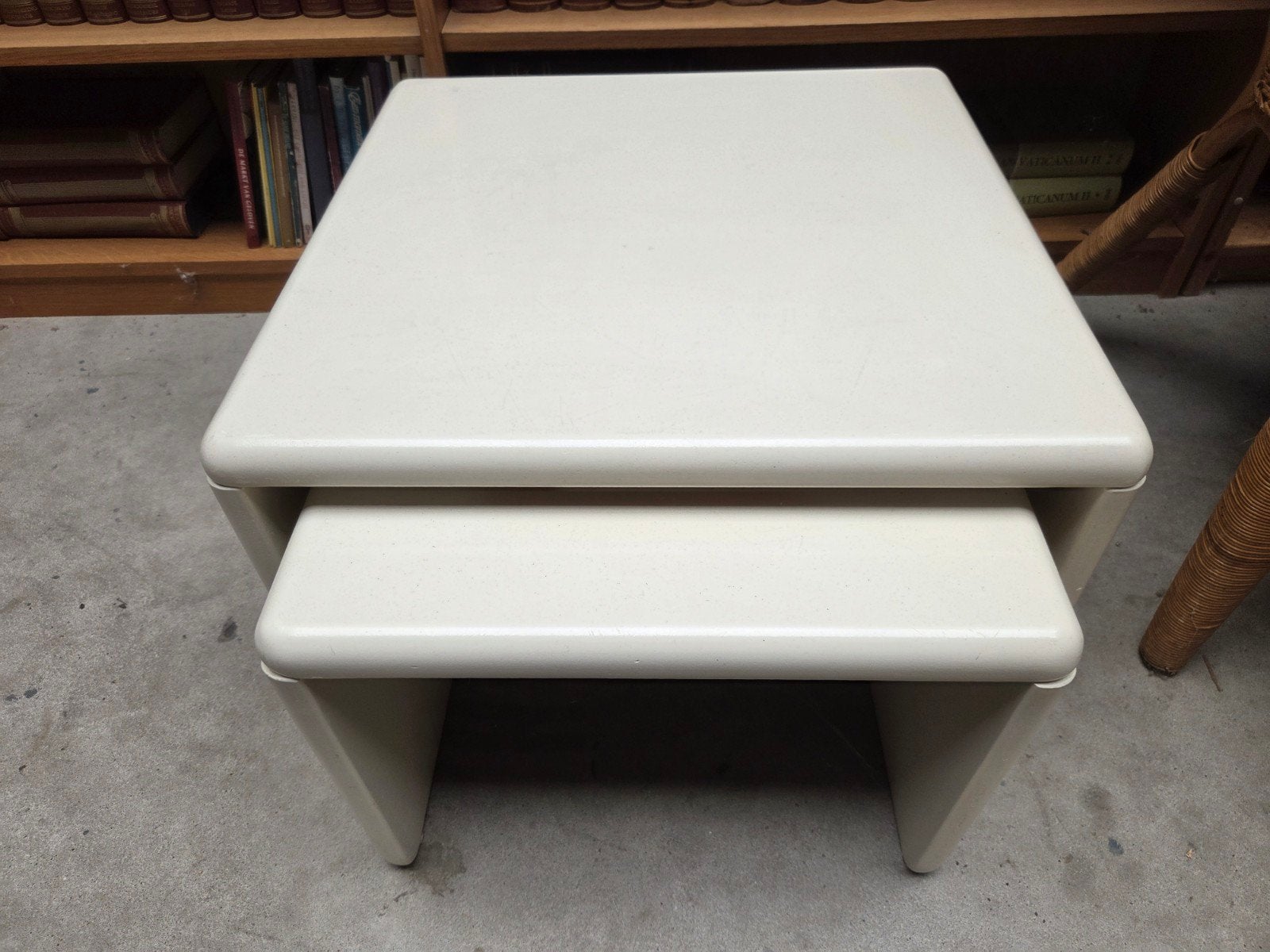 2 mooi gebruikte witte LEOLUX bijzettafels, Ophalen, Minder dan 45 cm, Gebruikt, Vierkant