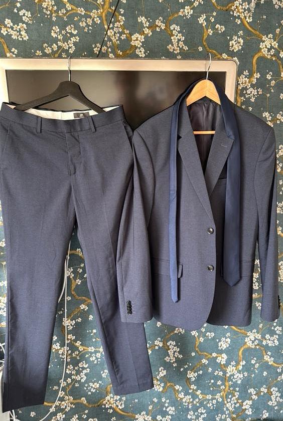 H&M kostuum met stropdas maat 46/S, Kleding | Heren, Kostuums en Colberts, Ophalen of Verzenden, Zo goed als nieuw, Maat 46 (S) of kleiner
