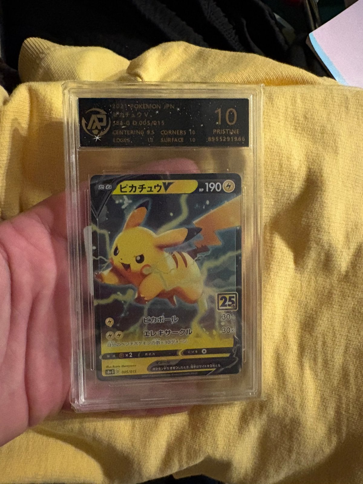 Pikachu v grade 10, Ophalen of Verzenden, Zo goed als nieuw, Meerdere kaarten, Foil