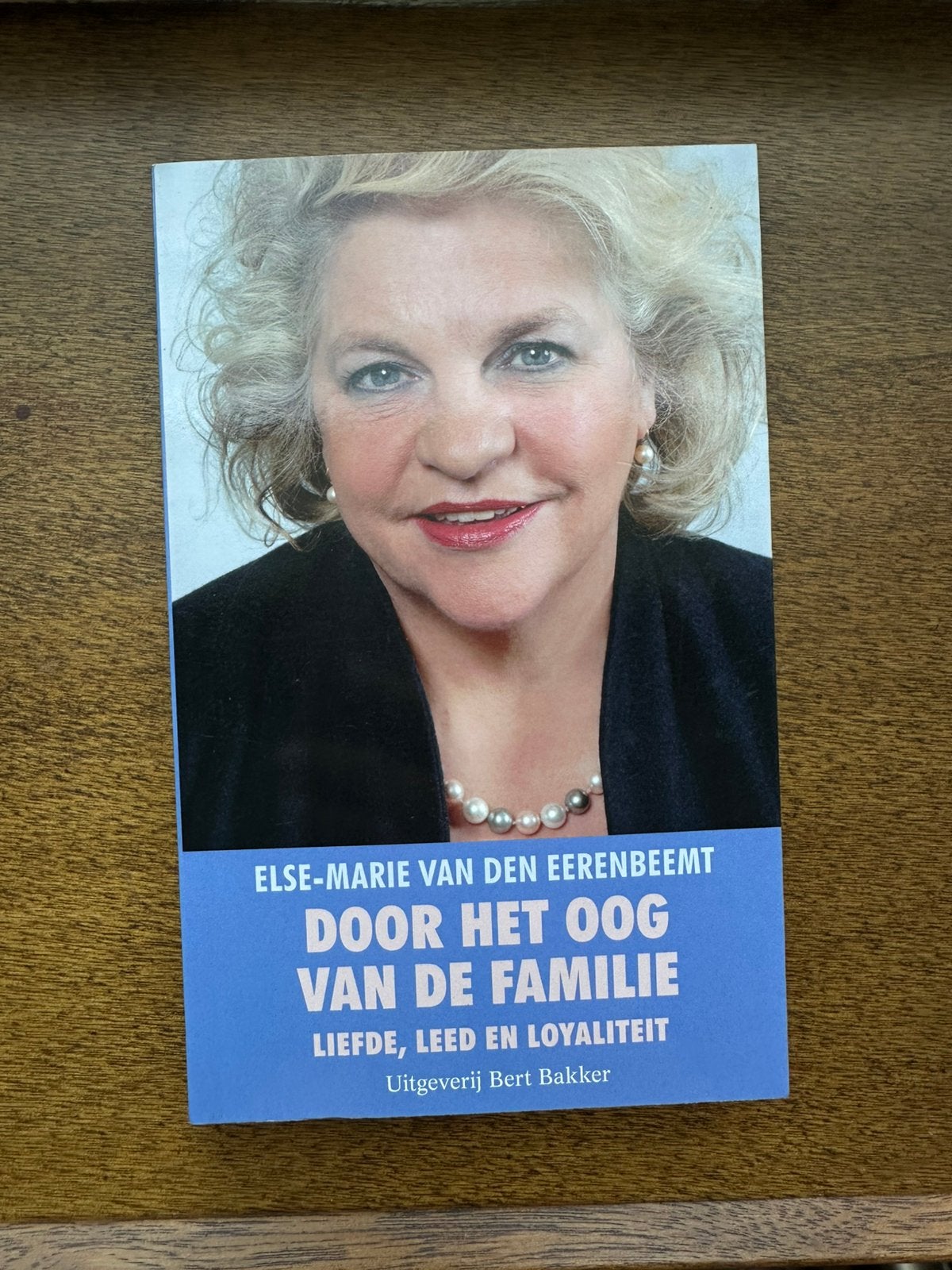 Boek ‘door het oog van de familie’, Boeken, Ophalen of Verzenden, Gelezen, Overige