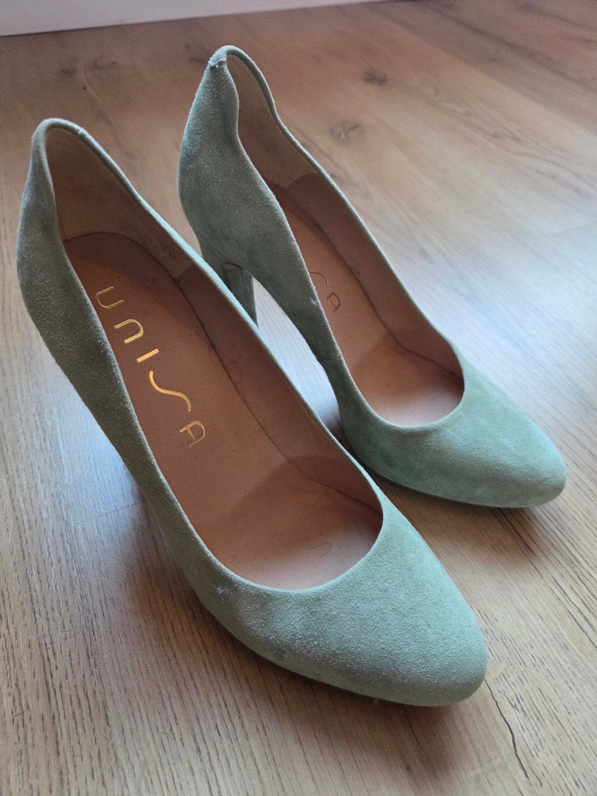Unisa suède pumps in lichtgroen - Maat 38, Kleding | Dames, Pumps, Ophalen of Verzenden, Zo goed als nieuw, Unisa