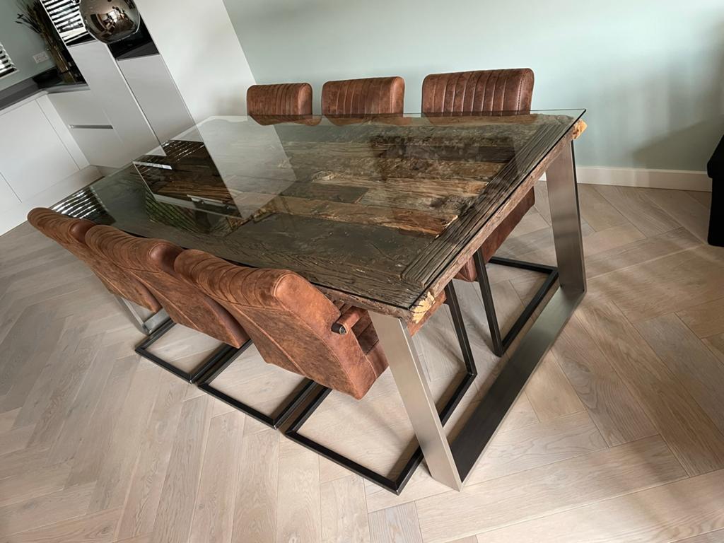 Eettafel van oude indiaanse treinbielzen met glasplaat., Ophalen, Gebruikt, 200 cm of meer, 50 tot 100 cm