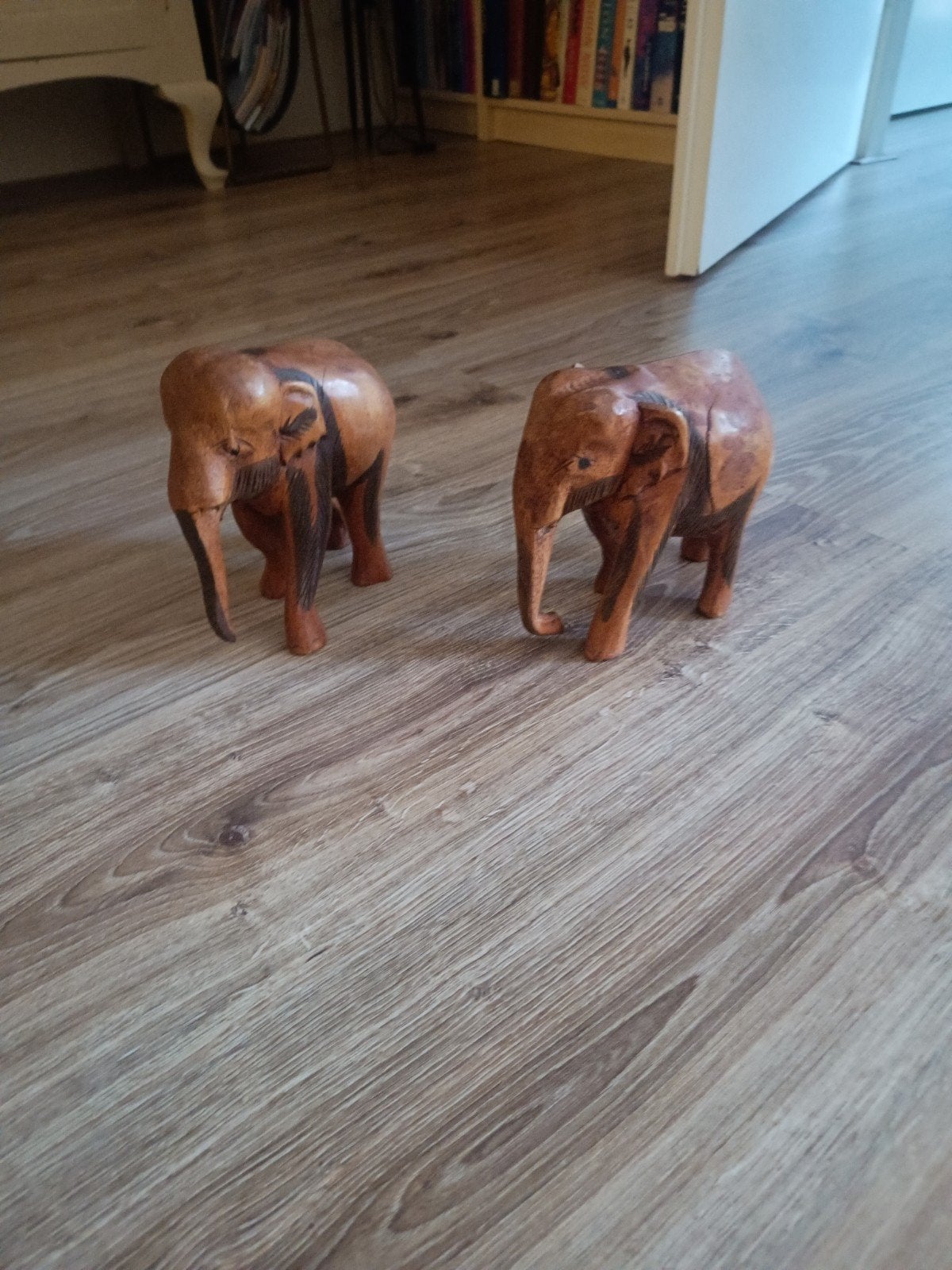 Set van 2 handgesneden houten olifantenbeelden, Antiek en Kunst, Minder dan 20 cm, Ophalen of Verzenden, Beeld, Hout