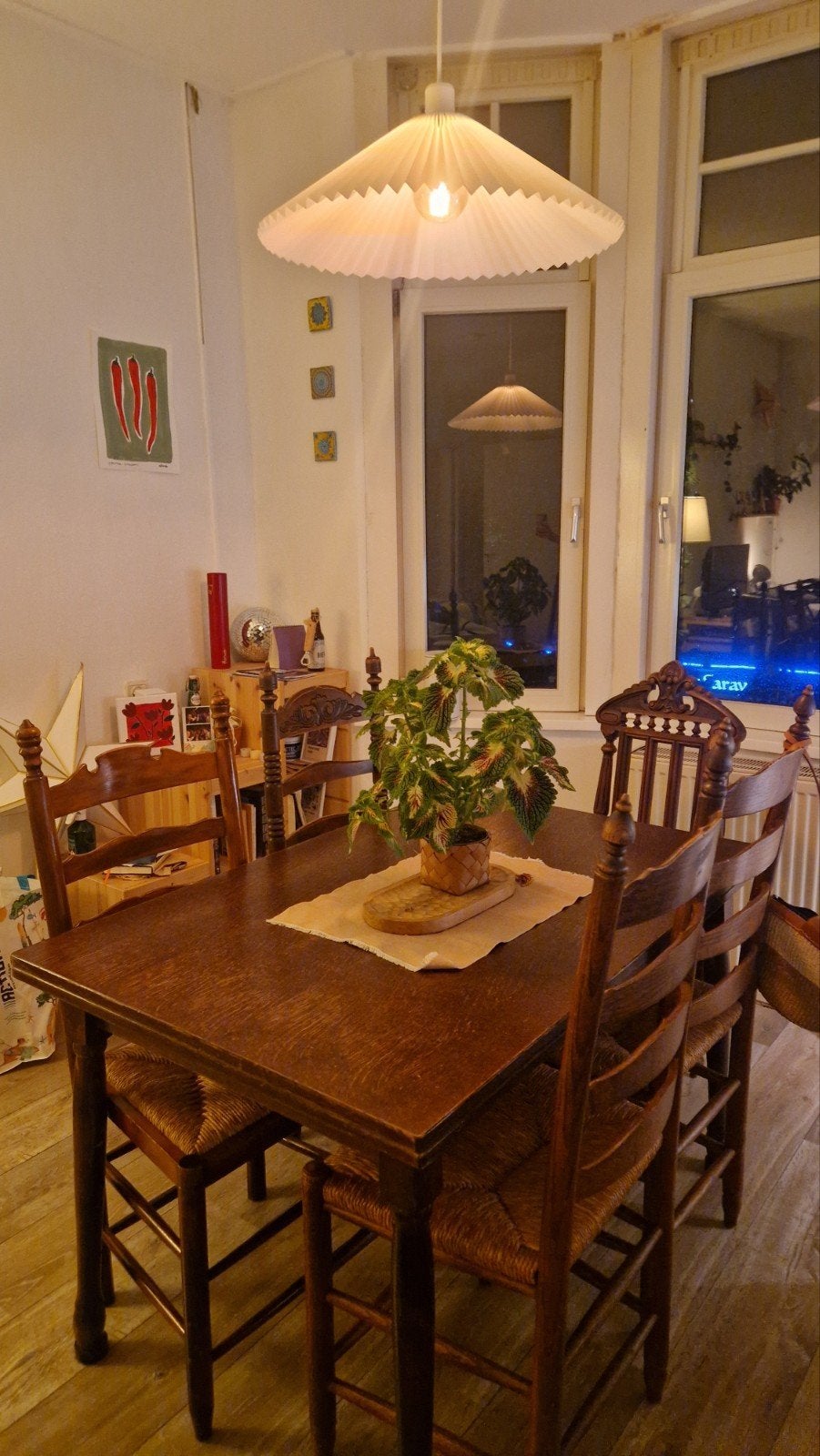 eettafel (120-218cm x 80cm) met 6 stoelen
