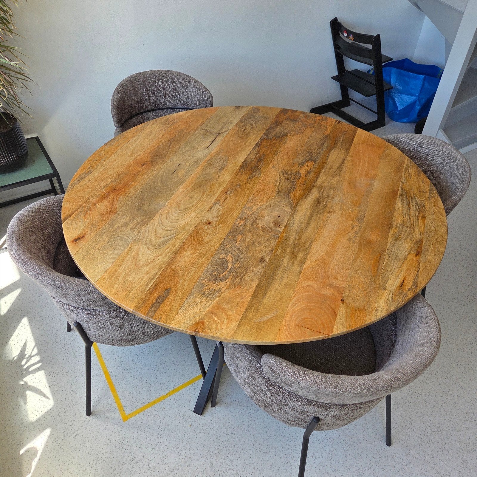 Mangohouten eethoek met 4 stoelen - Zo goed als nieuw, Huis en Inrichting, Tafels | Eettafels, Ophalen, Rond, Zo goed als nieuw