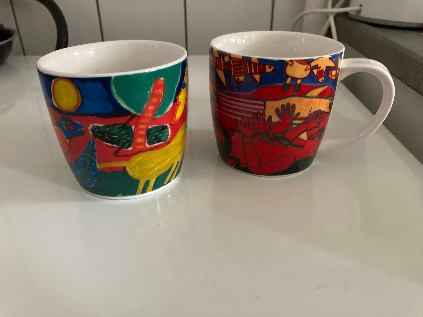 Set van 2 kleurrijke Corneille mokken met unieke kunstprint, Verzenden, Keramiek, Mok, Zo goed als nieuw