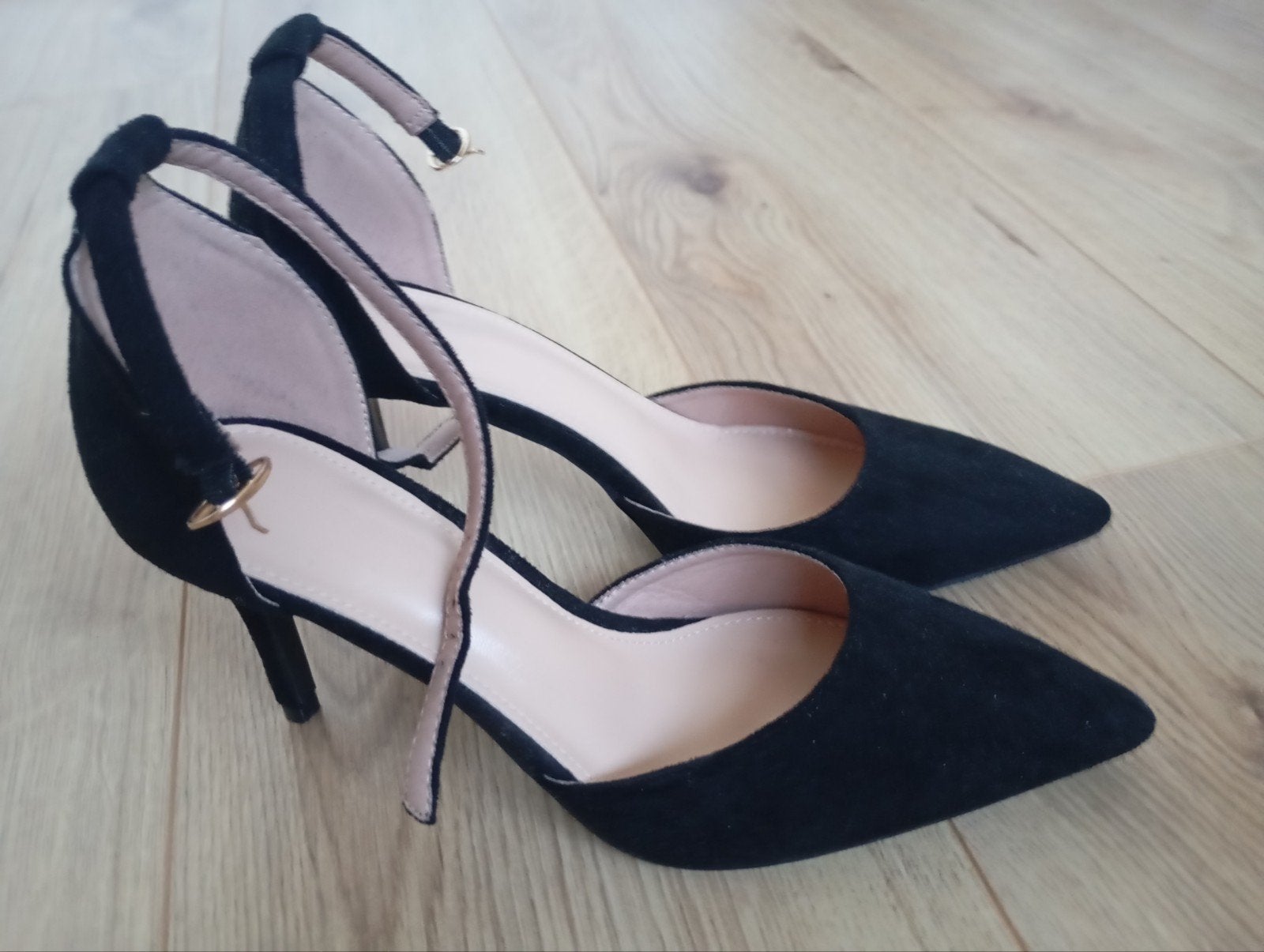 Zwarte suède pumps met enkelbandje, Pumps, Zwart, Nieuw, Ophalen of Verzenden