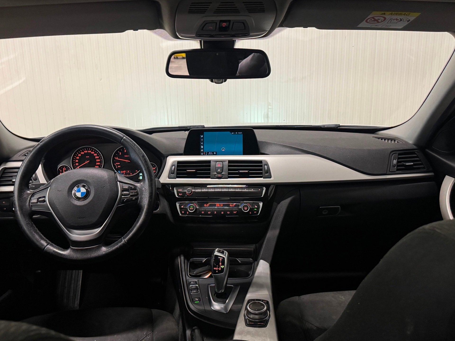 BMW 3-serie Touring 318i Luxury | SCHUIF/KANTEL | SHADOW LIN, Automaat, Dealer onderhouden, Gebruikt, Euro 6