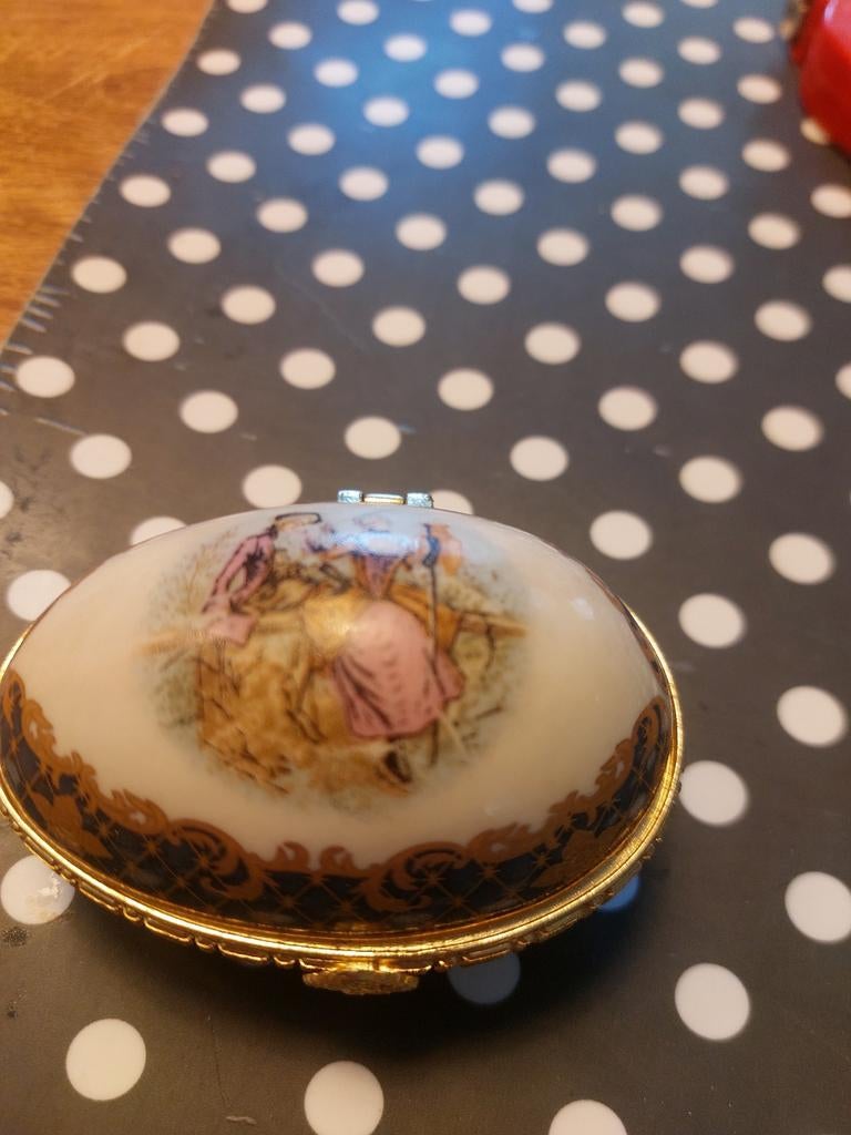 Porseleinen sieradendoosje in ei-vorm, 8 cm lang, Antiek en Kunst, Antiek | Porselein, Ophalen of Verzenden