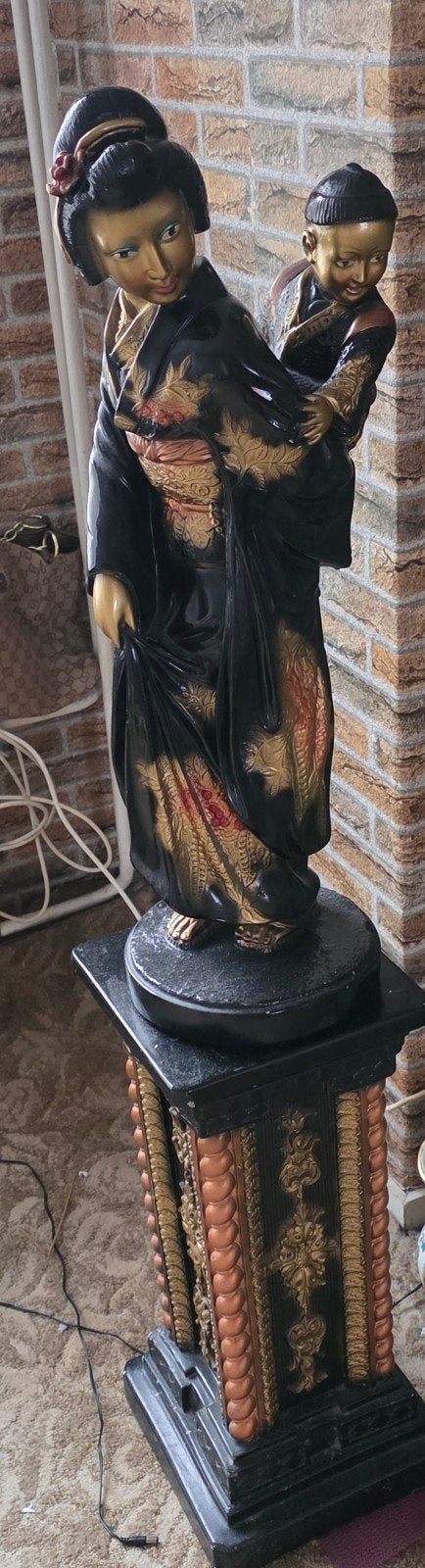 Oosterse sculptuur van vrouw met kind op sokkel, Ophalen, 50 - 100 cm, Op sokkel, Overige materialen