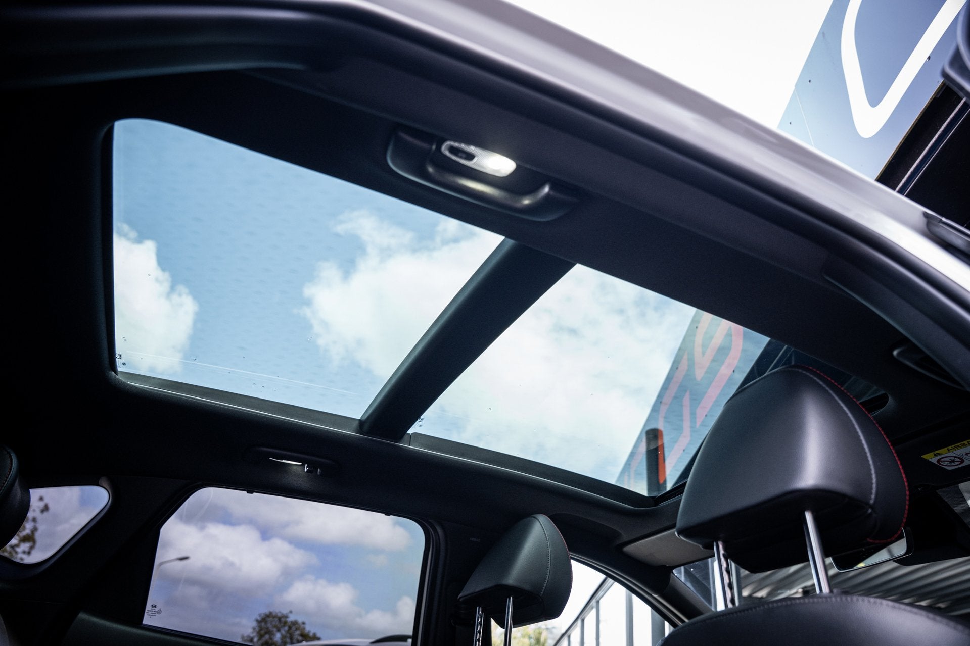 Hyundai Tucson 1.6 T-GDI HEV Premium|Trekh|Pano|Stoelverwami, Auto's, Gebruikt, 4 cilinders, 1650 kg, Wit