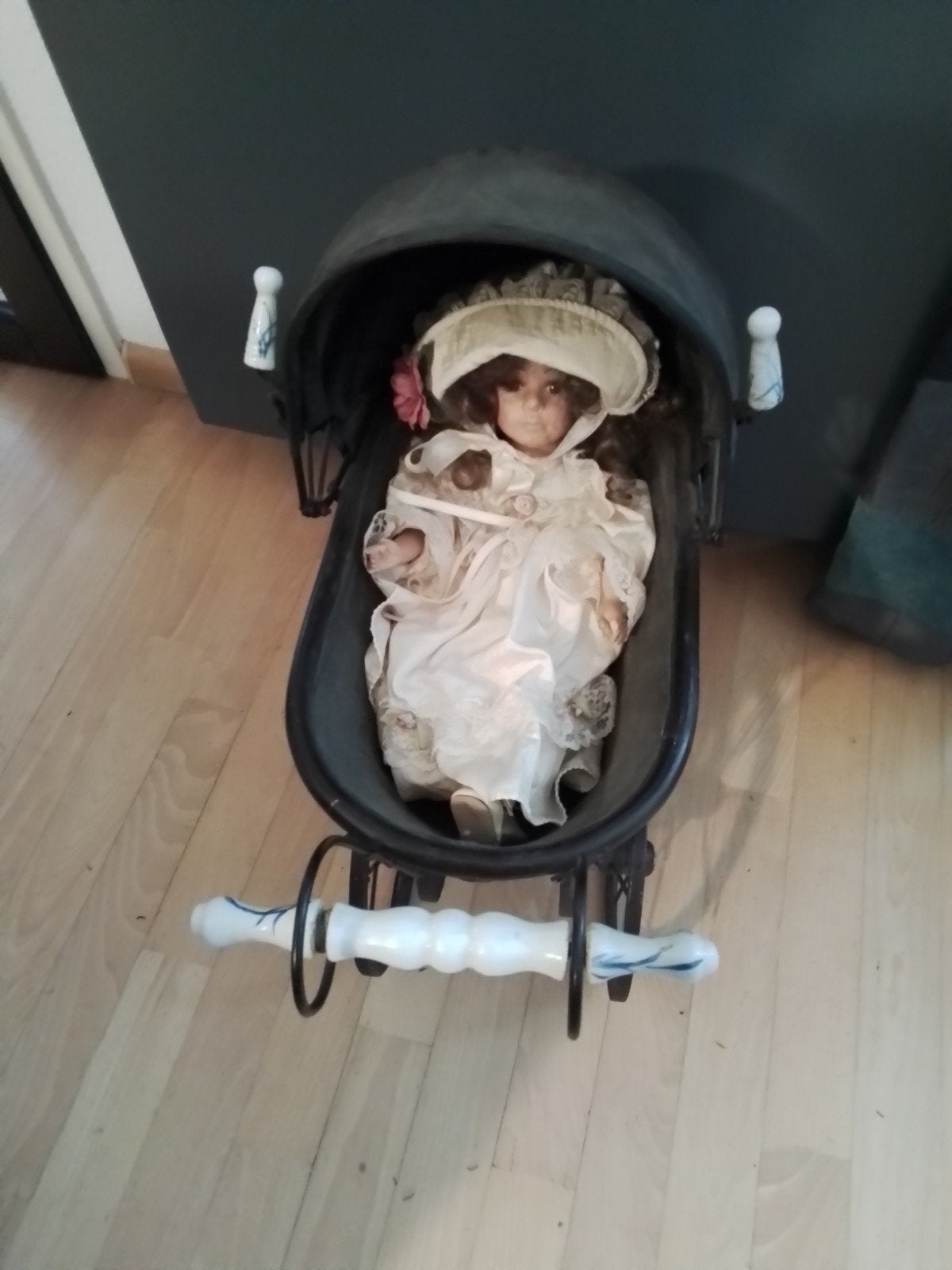 Vintage Poppenwagen met Porseleinen Pop 25 euro, Ophalen of Verzenden, Gebruikt, Overige typen