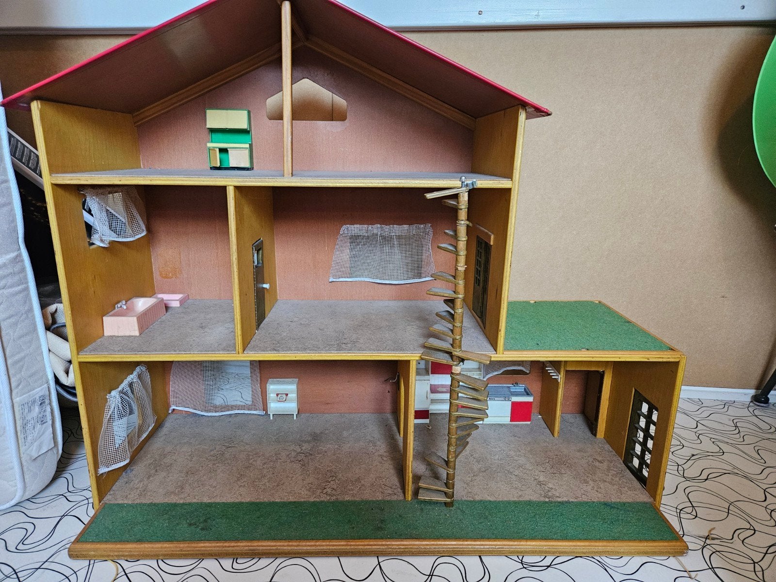 Groot houten poppenhuis met meubels en trap, Ophalen, Gebruikt, Poppenhuis