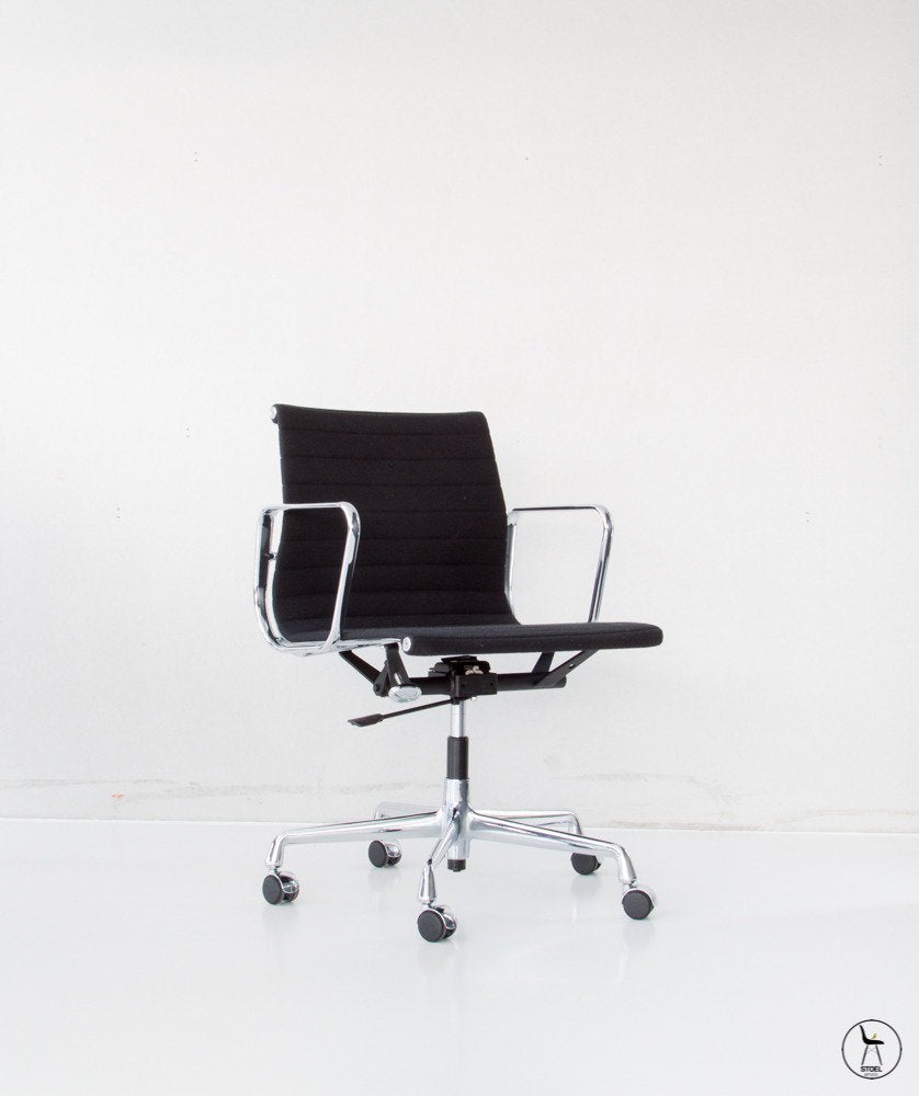 Vitra Eames ea 117 chroom zwarte hopsak, Huis en Inrichting, Bureaustoelen, Ophalen, Zo goed als nieuw, Zwart