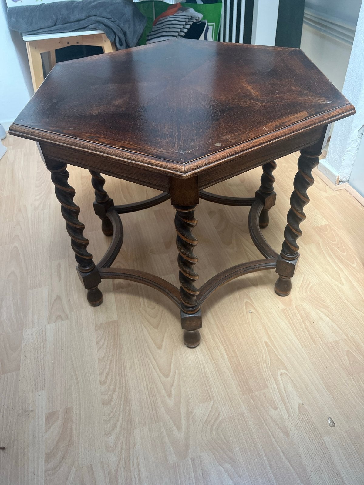 Antieke zeshoekige bijzettafel met gedraaide poten, Ophalen