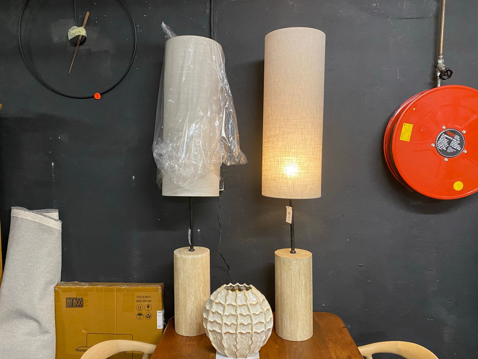 Staande lamp Amara travertin poot linnen kap 160 cm nieuw, Ophalen, Nieuw, Steen/keramiek, 150 tot 200 cm