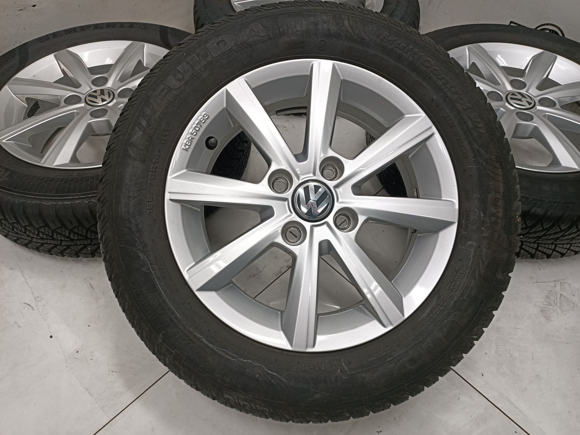 VW Up lichtmetaal velgen 14 inch All seson banden 4x100, Auto-onderdelen, Banden en Velgen, Gebruikt, -, -, Banden en Velgen