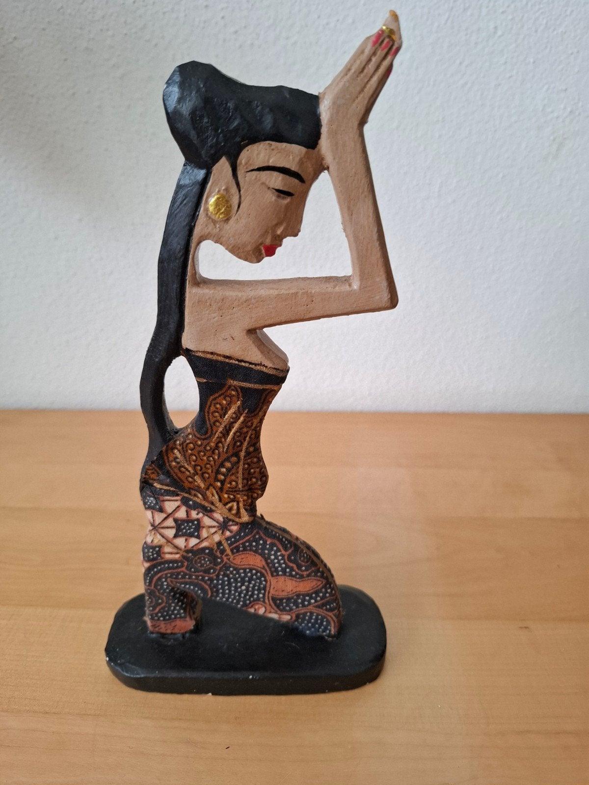 Handgemaakt Balinees houtsnijwerk, biddende vrouw. Met batik, Ophalen of Verzenden