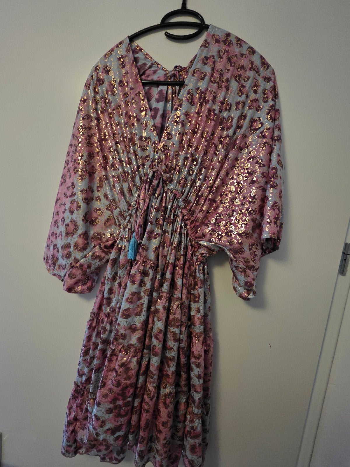 Zomerse jurk met goudfolie print, korte mouw, Kleding | Dames, Jurken, Maat 38/40 (M), Nieuw, Ophalen of Verzenden, Knielengte