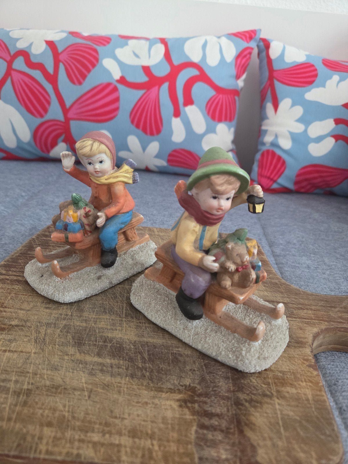 Twee schattige winterbeeldjes op slee, 10 cm hoog, Ophalen of Verzenden