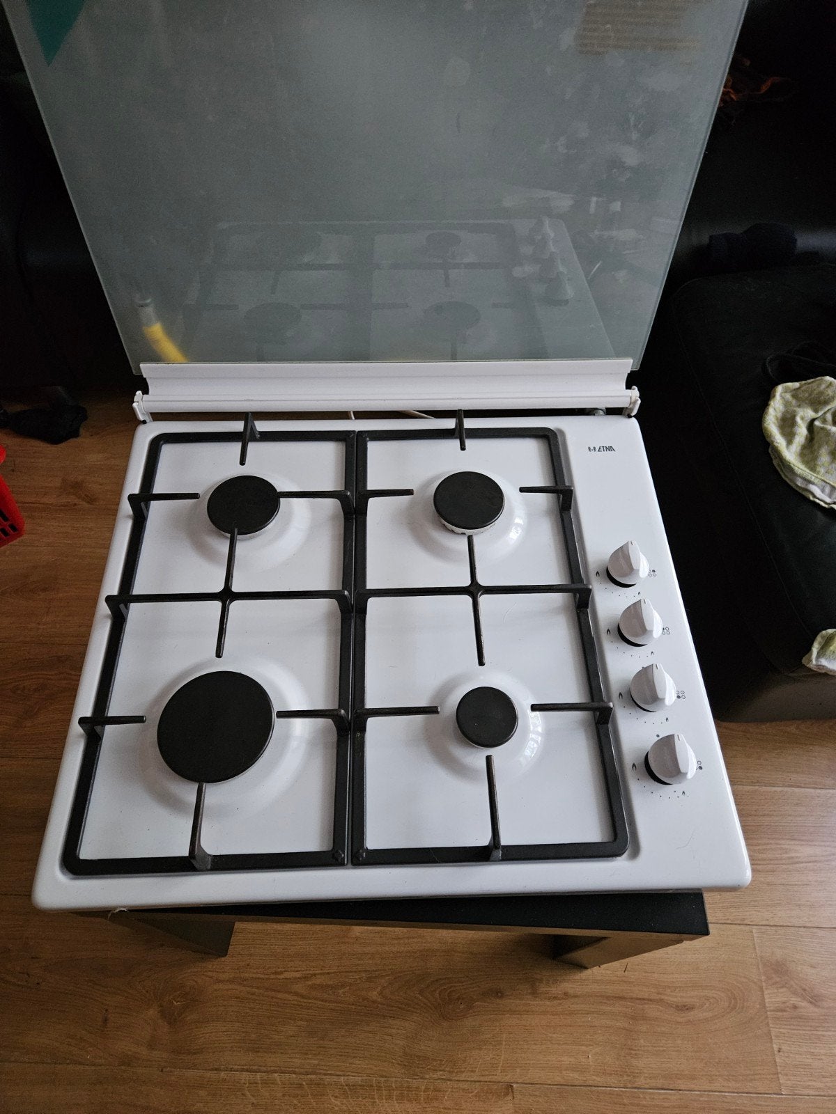 Zeer nette gaskookplaat Etna KVG558WIT met glazen deksel, Ophalen, 4 kookzones, Zo goed als nieuw, Gas