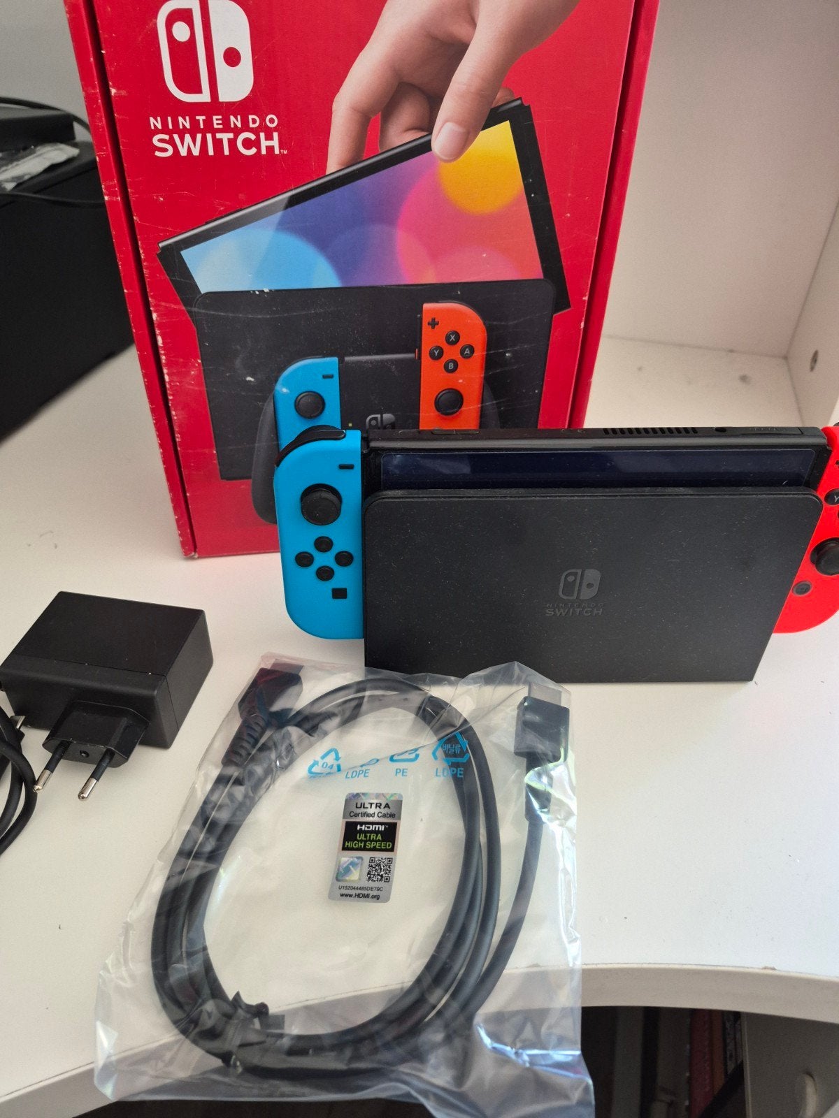 Nintendo Switch Oled met Dock en Joy-Cons (Blauw/Rood), Spelcomputers en Games, Spelcomputers | Nintendo Switch, Ophalen of Verzenden