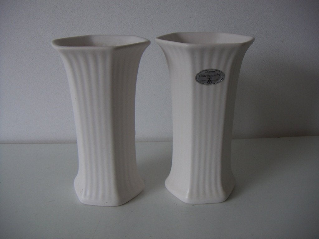 2 x Flora Gouda plateel keramiek vazen jr.1960. Wit glazuur., Ophalen of Verzenden