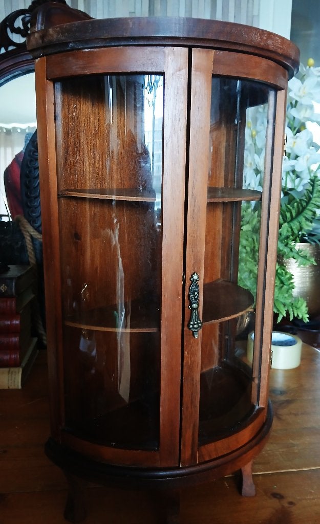 Halfrond vitrine kastje gebogen glas op pootjes, Antiek en Kunst, Ophalen