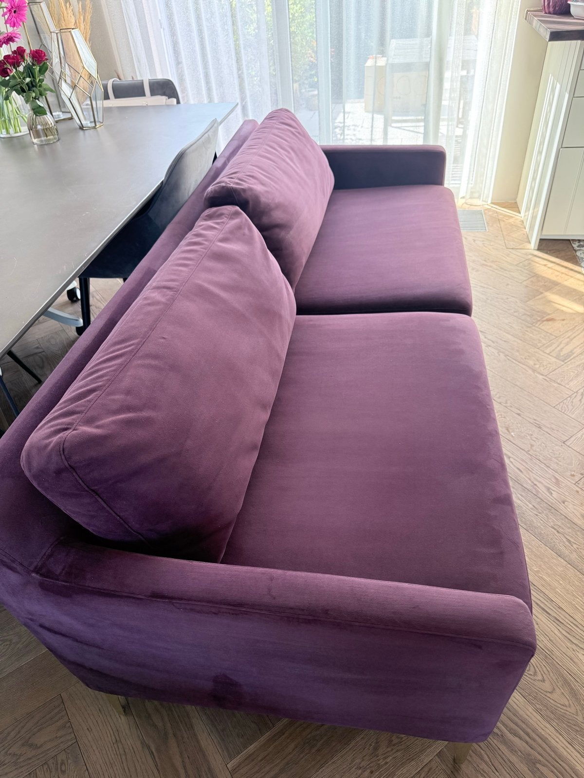 Westwing Bank aubergine paars met gouden pootjes, Huis en Inrichting, Banken | Bankstellen, Ophalen, Driepersoons, 75 tot 100 cm