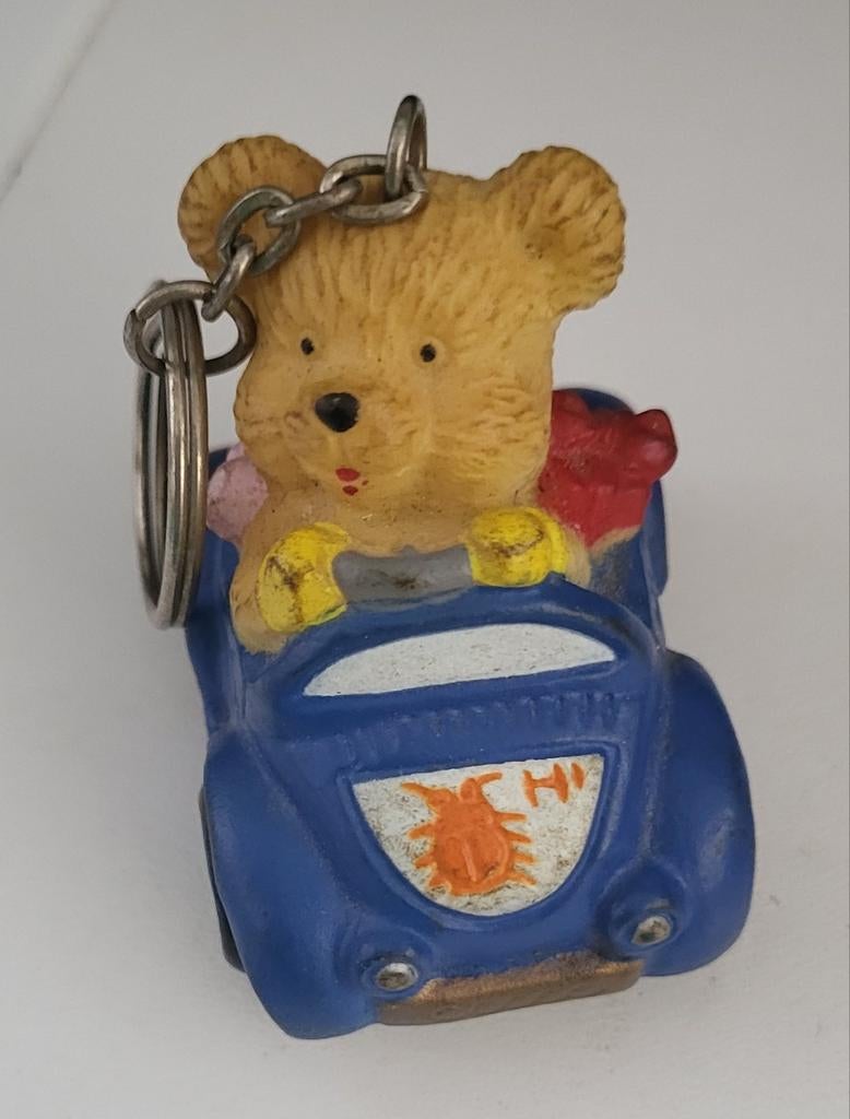 Leuke Sleutelhanger: Beer in Blauwe Auto met 'Hi' Kever, Ophalen of Verzenden, Gebruikt, Knuffel of Figuurtje