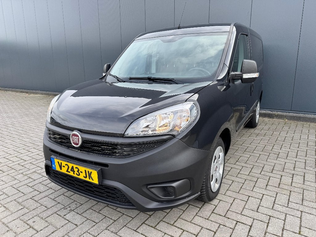 Fiat Doblò Cargo | 77.098 km | 1e eigenaar | Nieuwe banden, Voorwielaandrijving, Stof, 4 cilinders, Zwart