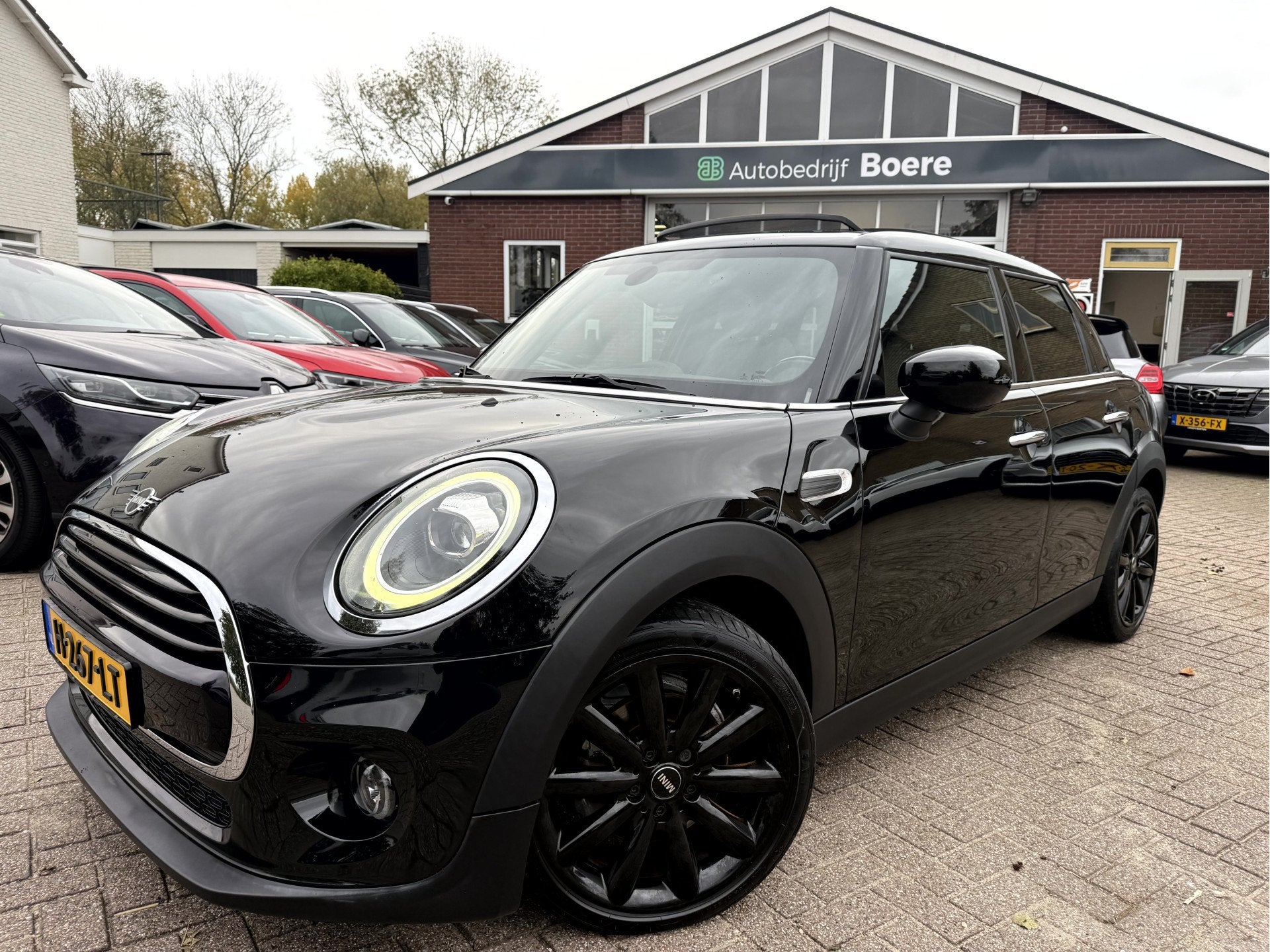 MINI 5-deurs 1.5 Cooper Business Edition Panoramadak, Camera, 136 pk, Gebruikt, Leder en Stof, Zwart