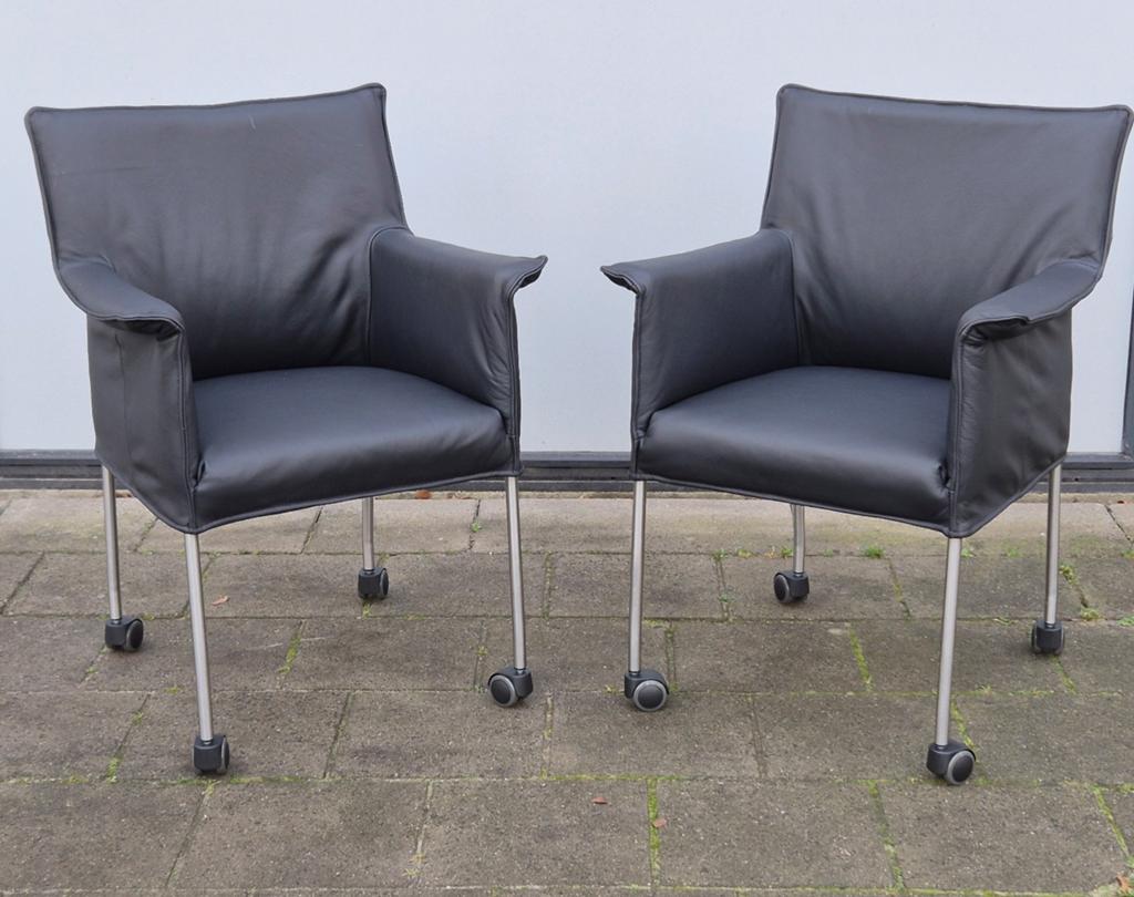 2 Design on stock Gola eetkamerstoelen zwart met wielen, Huis en Inrichting, Stoelen, Gerard van den berg montis stijl, Twee, Zwart