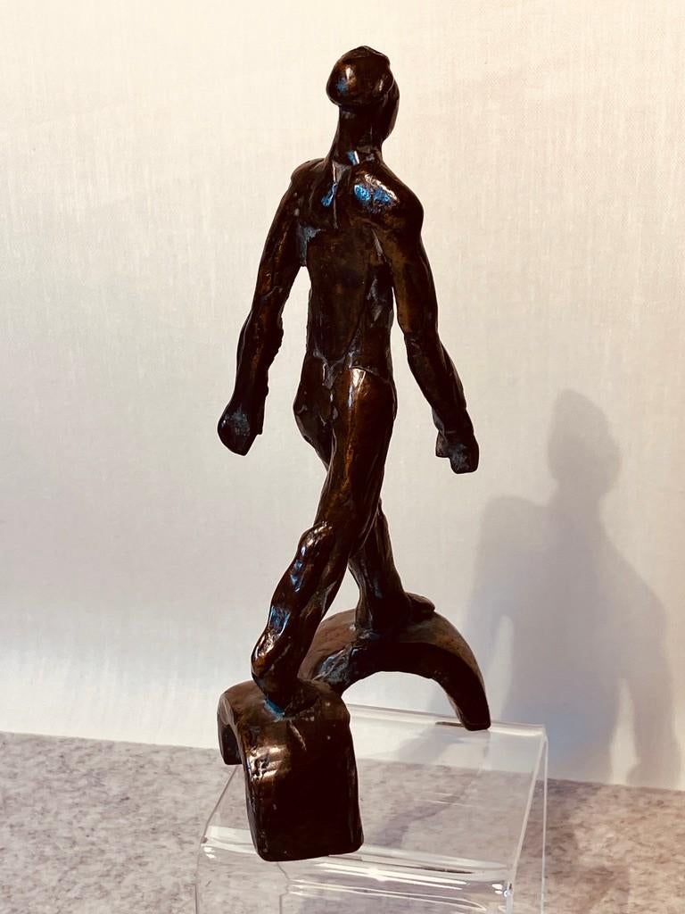 Bronzen beeldje – stoere wandelende figuur - ca. 1960–70, Minder dan 20 cm, Verzenden, Beeld, Bruin