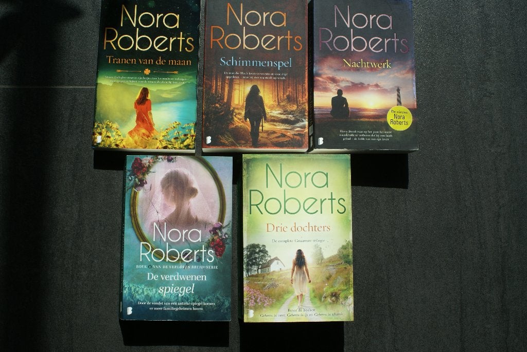 NORA ROBERTS... (diverse) oa. Schimmenspel, Boeken, Romans, Zo goed als nieuw, Ophalen of Verzenden