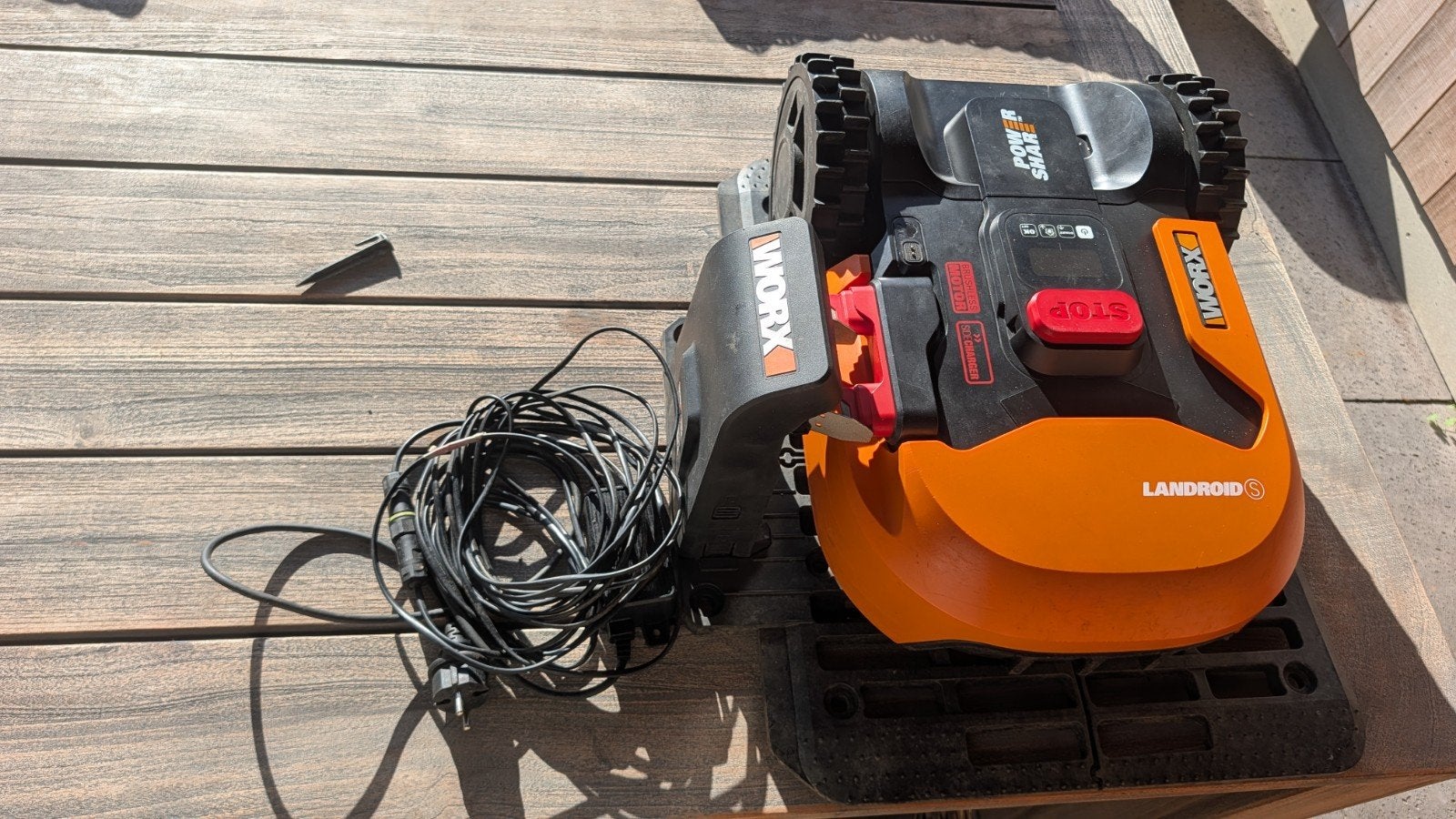 Worx Landroid WR130E Robotmaaier - Compleet met overkapping, Ophalen, Cirkelmaaier, Gebruikt, Minder dan 30 cm