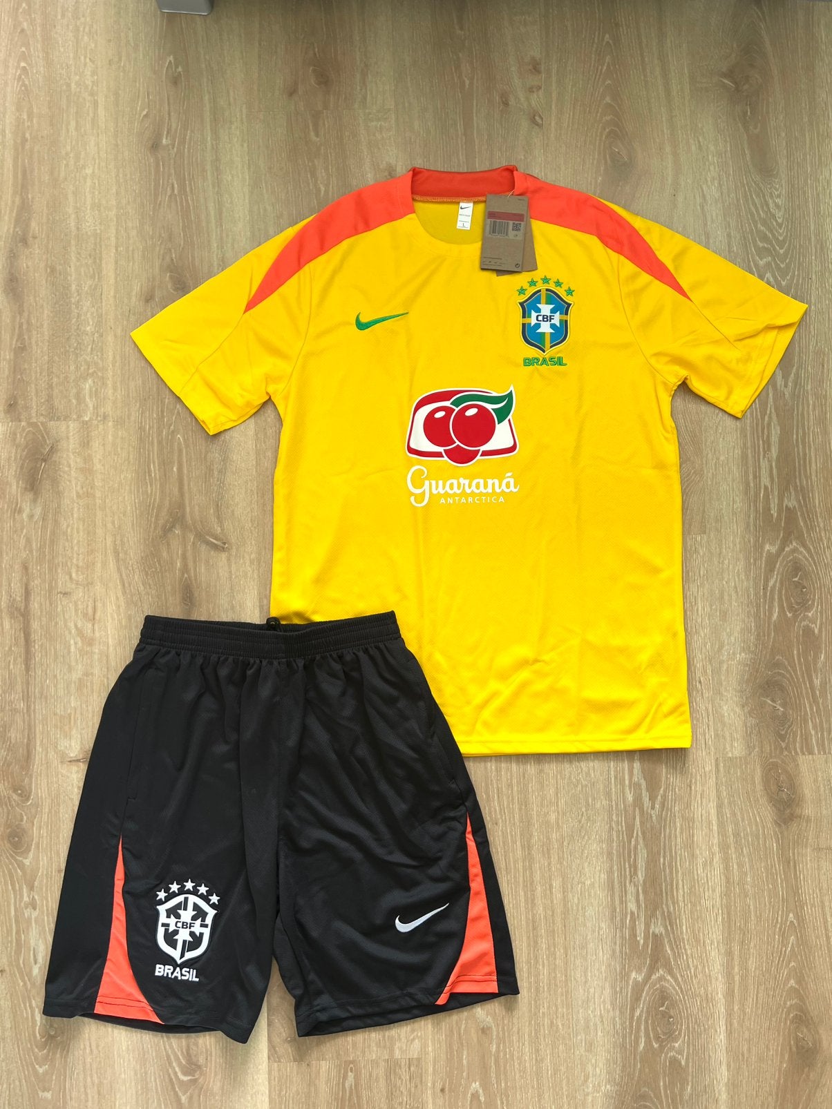 Brazilië trainingsset Nike geel  Maat L, Maat 52/54 (L), Geel, Nieuw, Ophalen of Verzenden