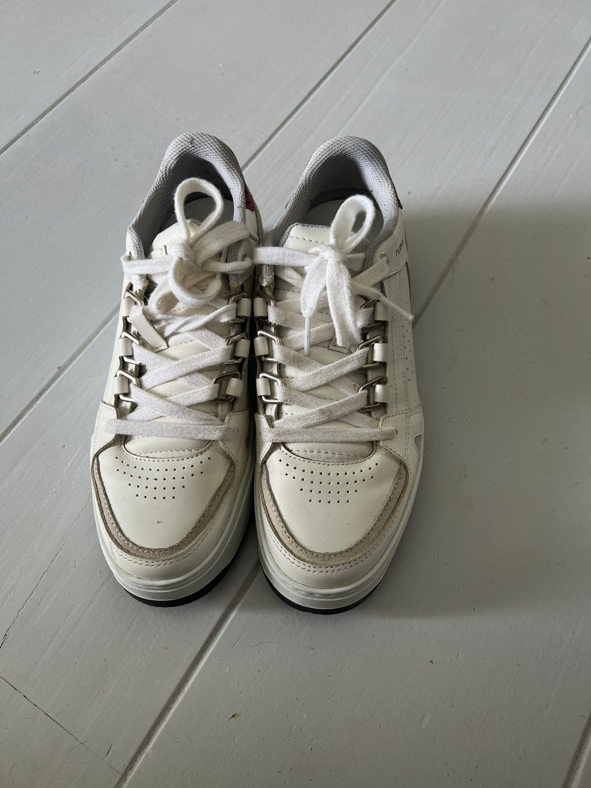 NUBIKK Sneakers - Wit met bordeauxrode accenten, Ophalen of Verzenden, Zo goed als nieuw, Wit, Sneakers of Gympen